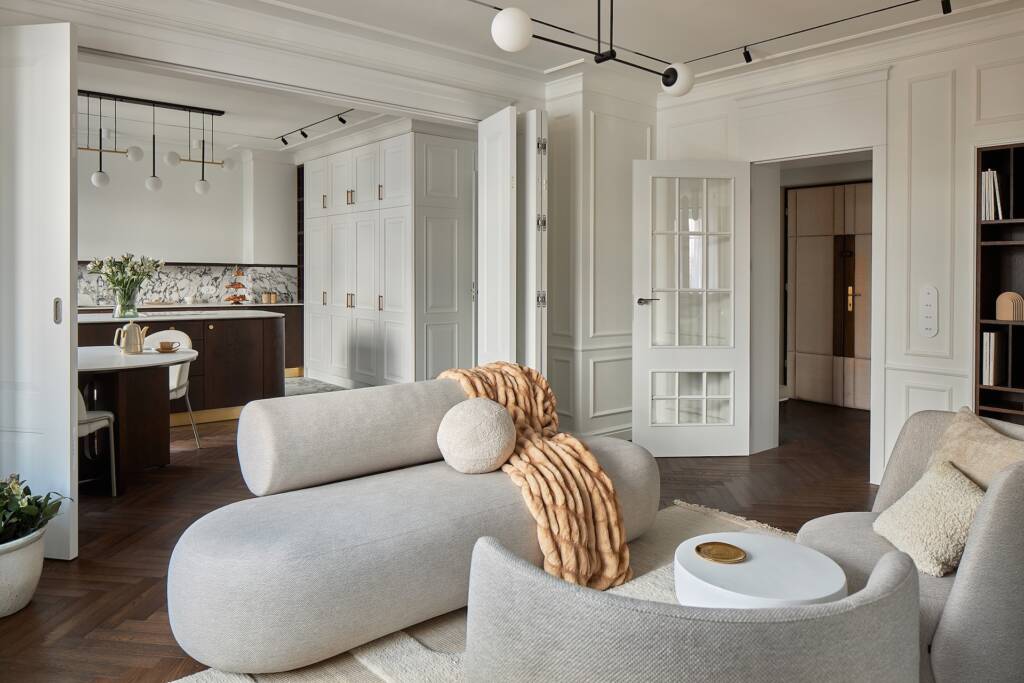 apartament modern classic w przedwojennej kamienicy w Warszawie - salon otwarty na kuchnię